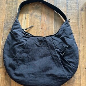 Lululemon Pleated Shoulder bag in black (10L)